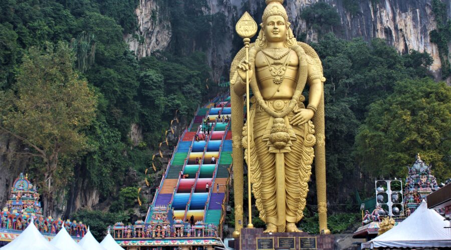 Batu Caves w Kuala Lumpur – kolorowe schody i posąg Murugana
