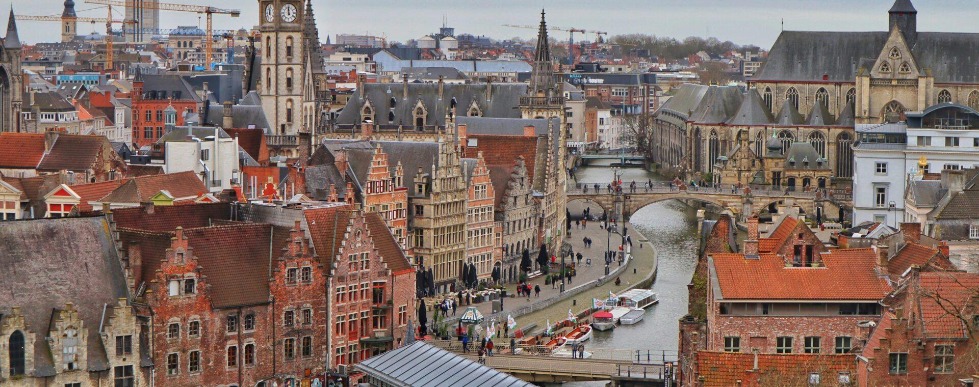 Panorama Gandawy z zamku Gravensteen – dachy kamienic i wieże starego miasta widziane z góry