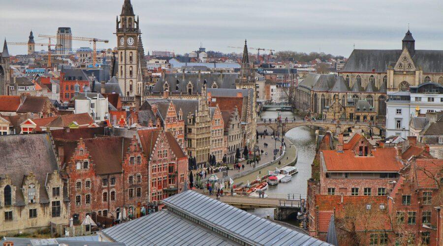 Panorama Gandawy z zamku Gravensteen – dachy kamienic i wieże starego miasta widziane z góry